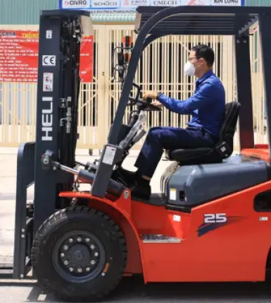 Cho thuê xe nâng có người lái: Giải pháp trọn gói, an toàn tuyệt đối 24/7